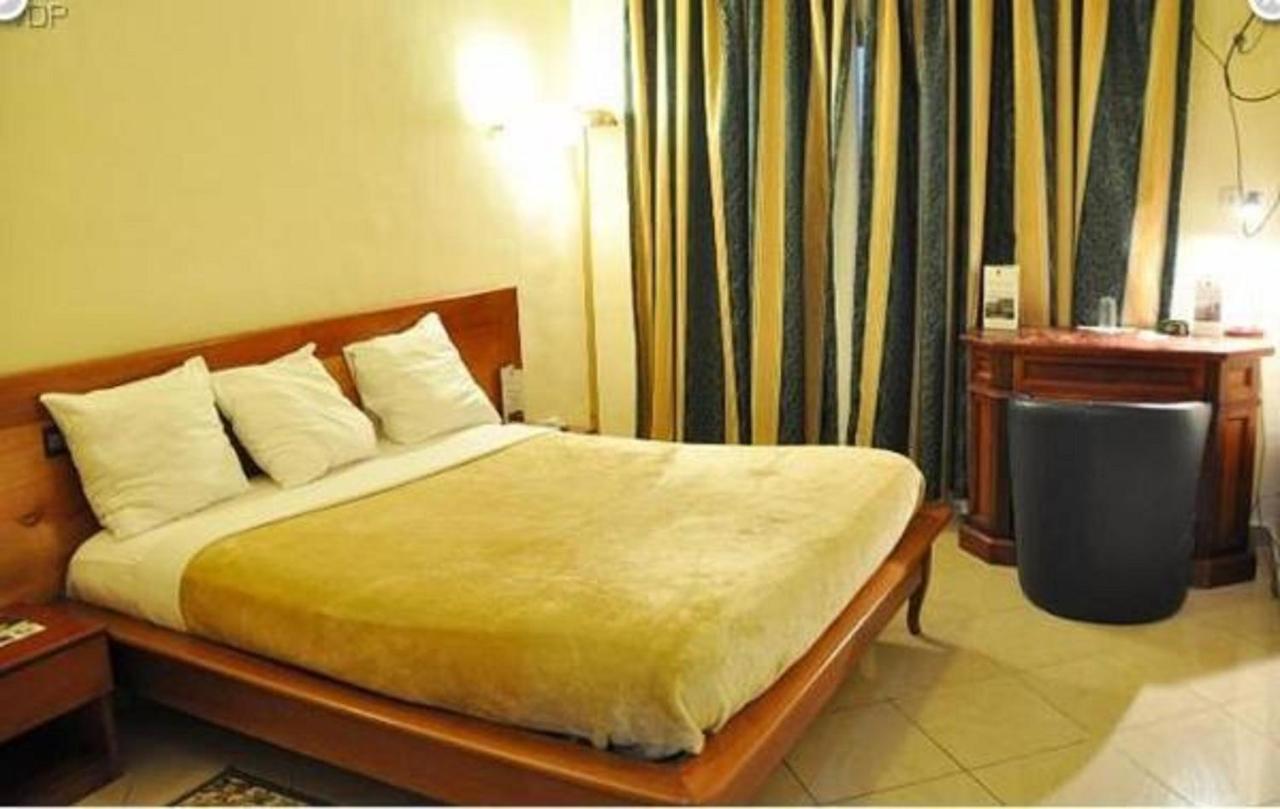 Hotel Vallee Des Princes Douala Eksteriør billede