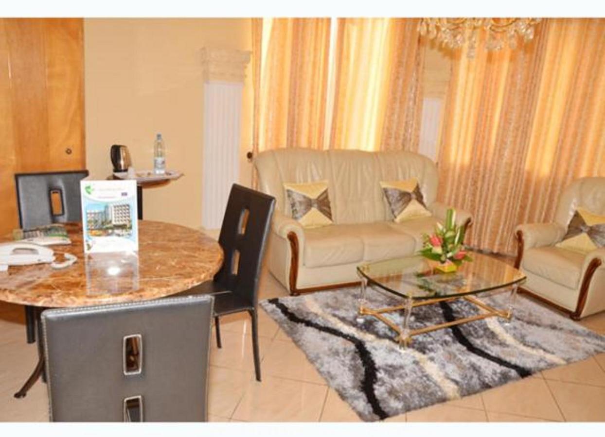 Hotel Vallee Des Princes Douala Eksteriør billede